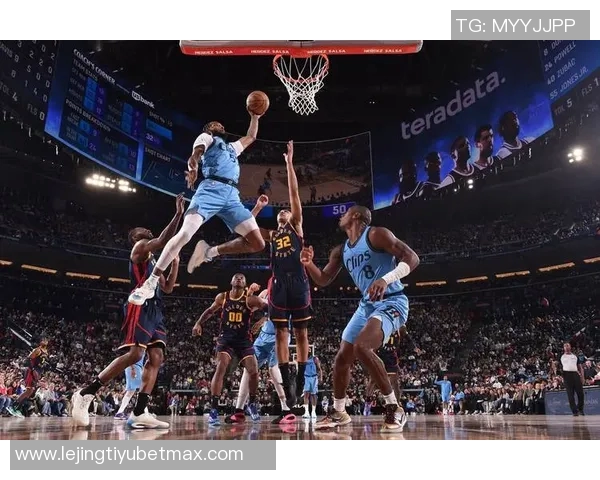 NBA赛事分析：灰熊轻松战胜雄鹿鹈鹕与太阳展开激烈对决开拓者勇斗快船不畏强敌