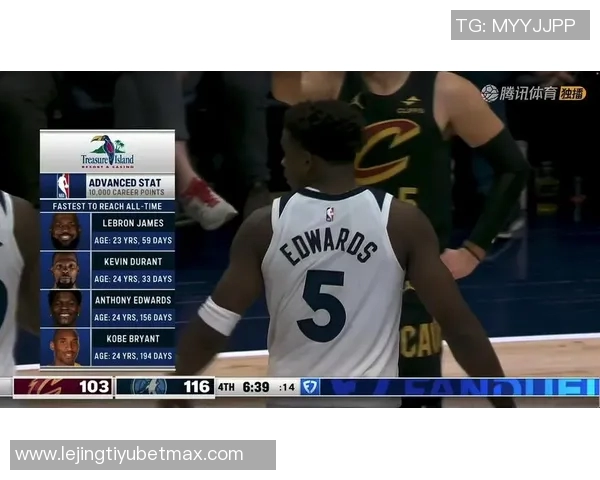 爱德华兹赛后庆祝达成一万分里程碑并获得比赛用球的荣耀时刻 爱德华兹赛后庆祝达成一万分里程碑并获得比赛用球的荣耀时刻